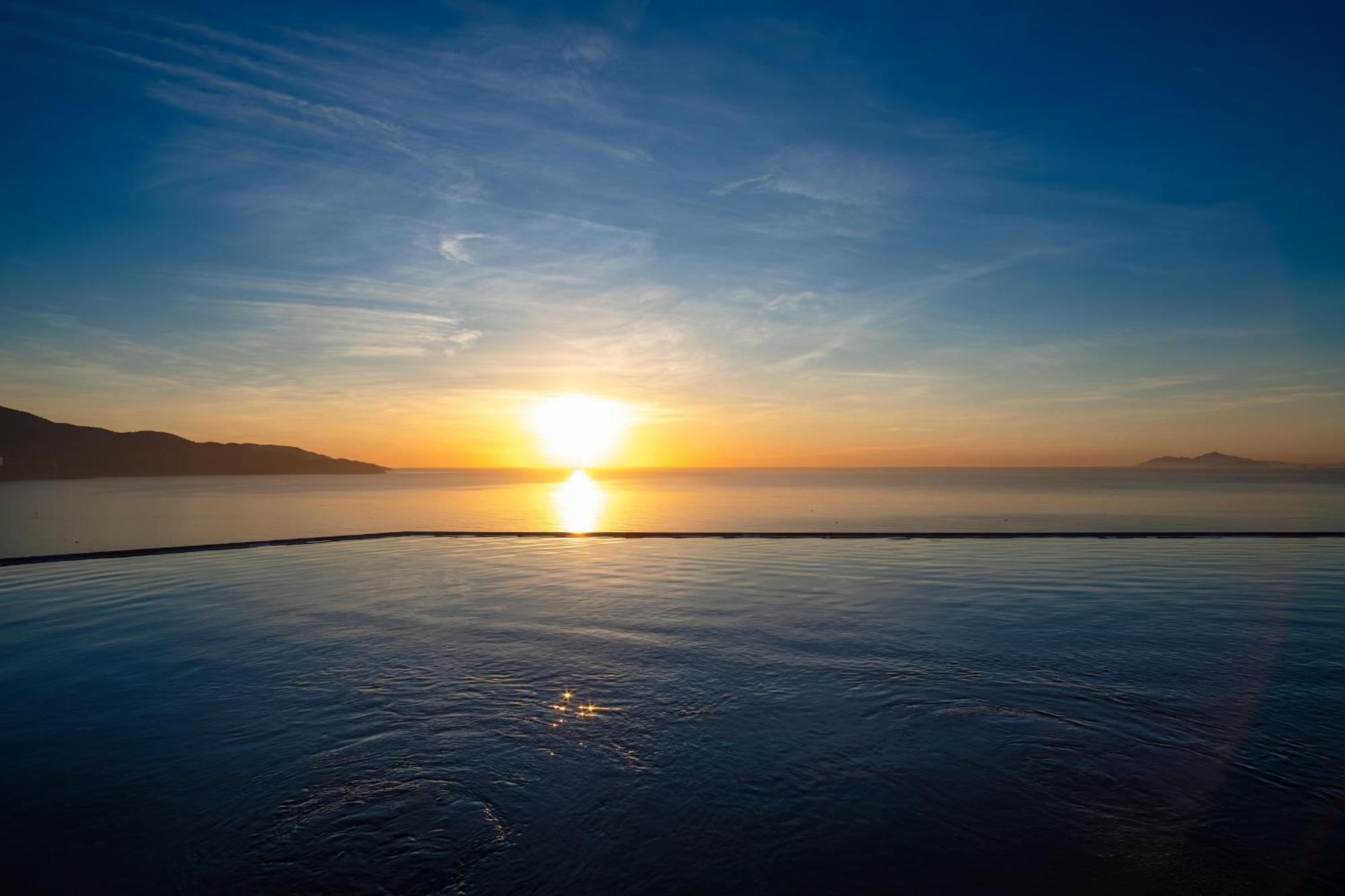 M Hotel Danang Da Nang Exterior foto Sunset over the Gulf of Akaroa