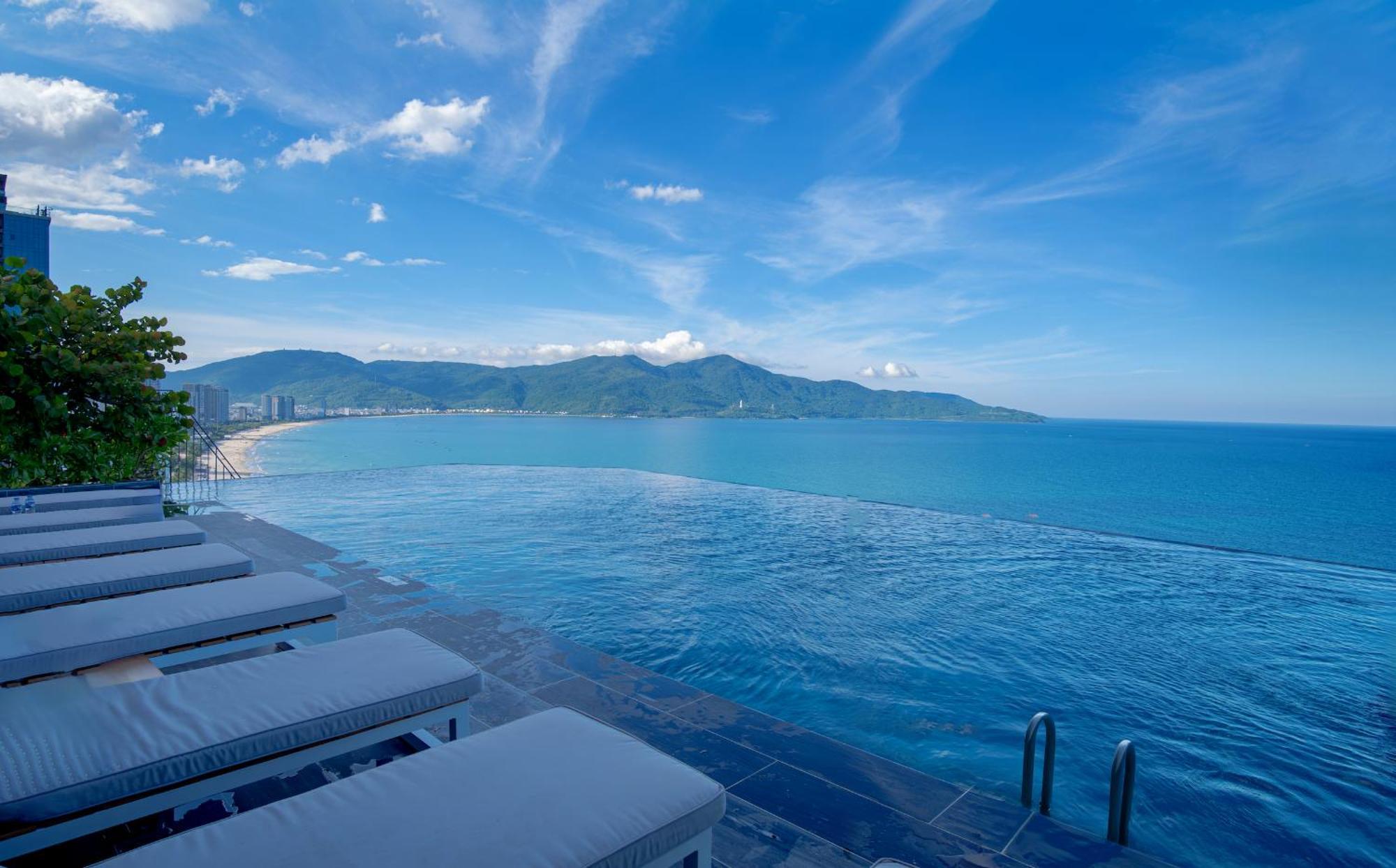 M Hotel Danang Da Nang Exterior foto View of the Andaman Sea from the pool at the Patong Beach Club