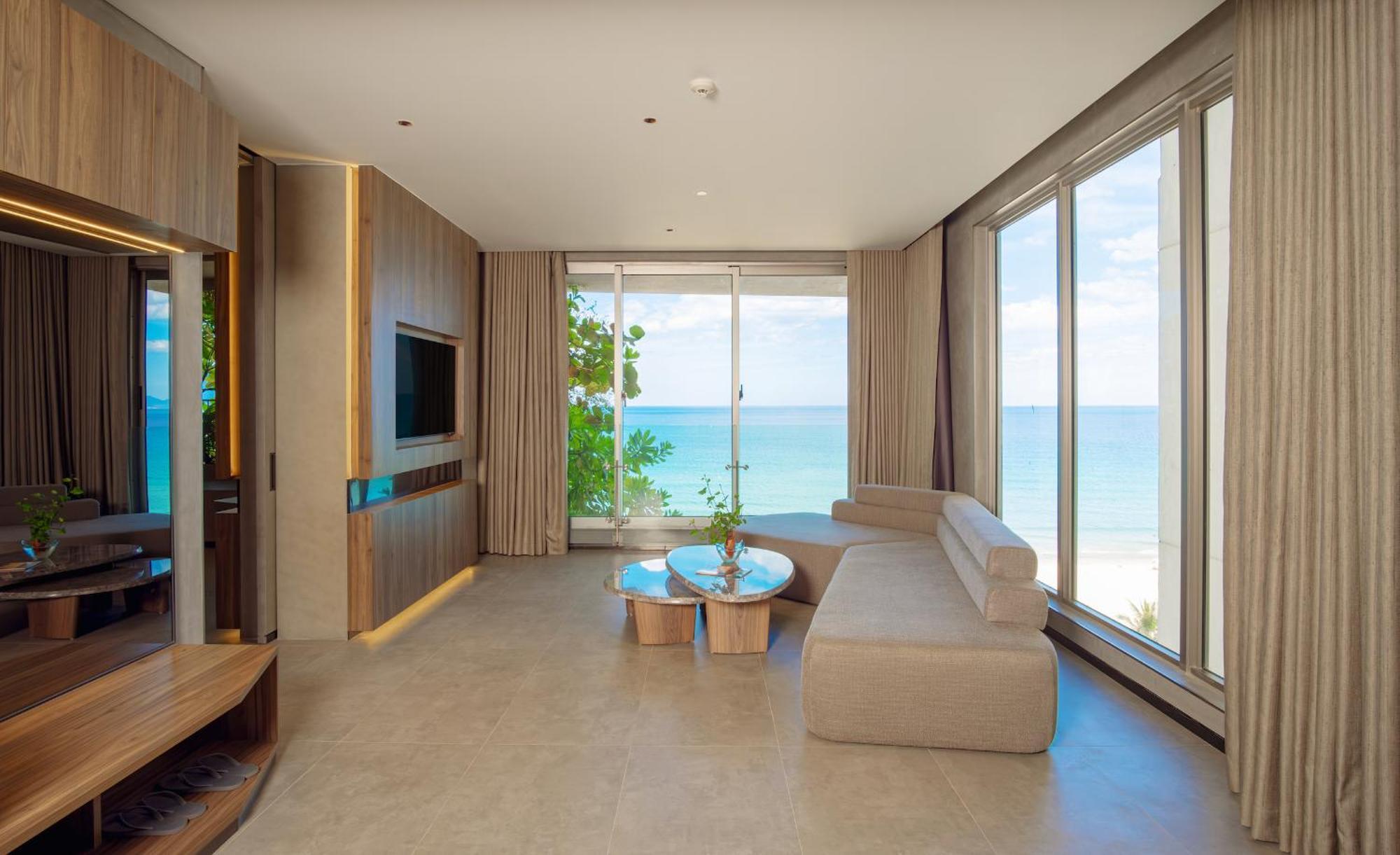 M Hotel Danang Da Nang Exterior foto Living room of a suite at the hotel