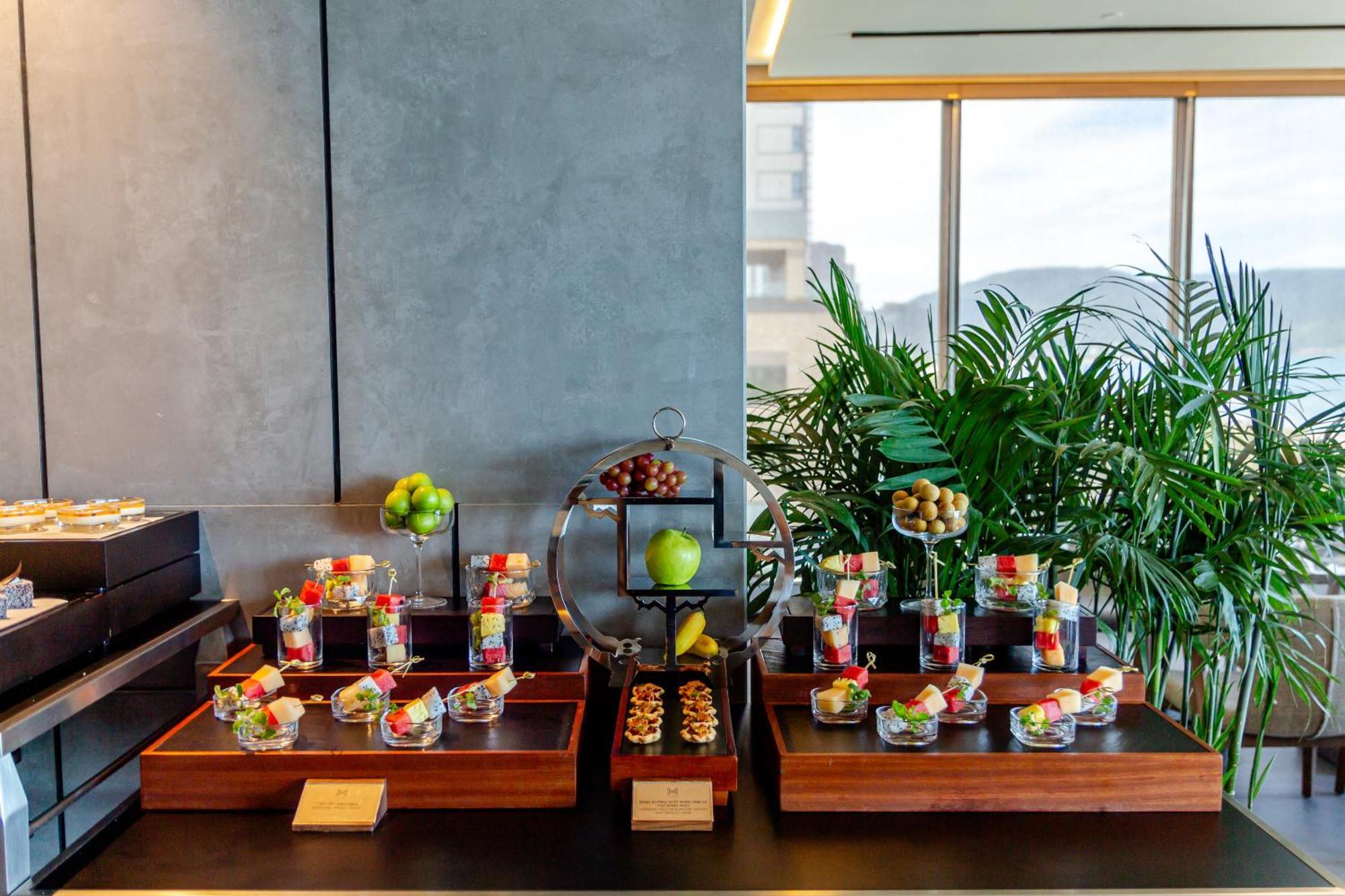 M Hotel Danang Da Nang Exterior foto A selection of desserts at the lounge