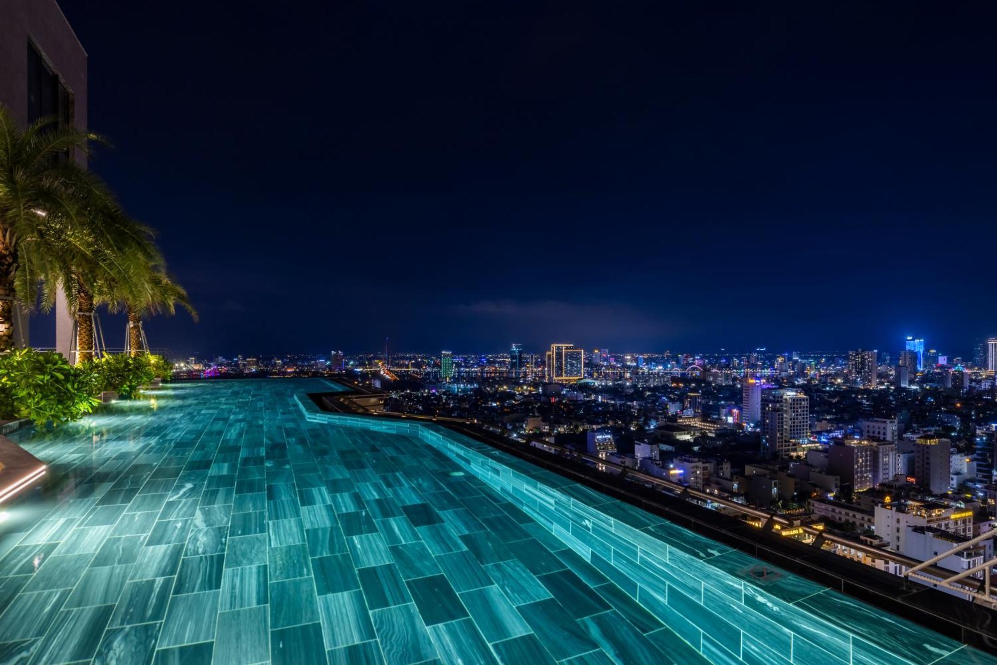 M Hotel Danang Da Nang Exterior foto Infinity pool at the 33rd floor of the hotel