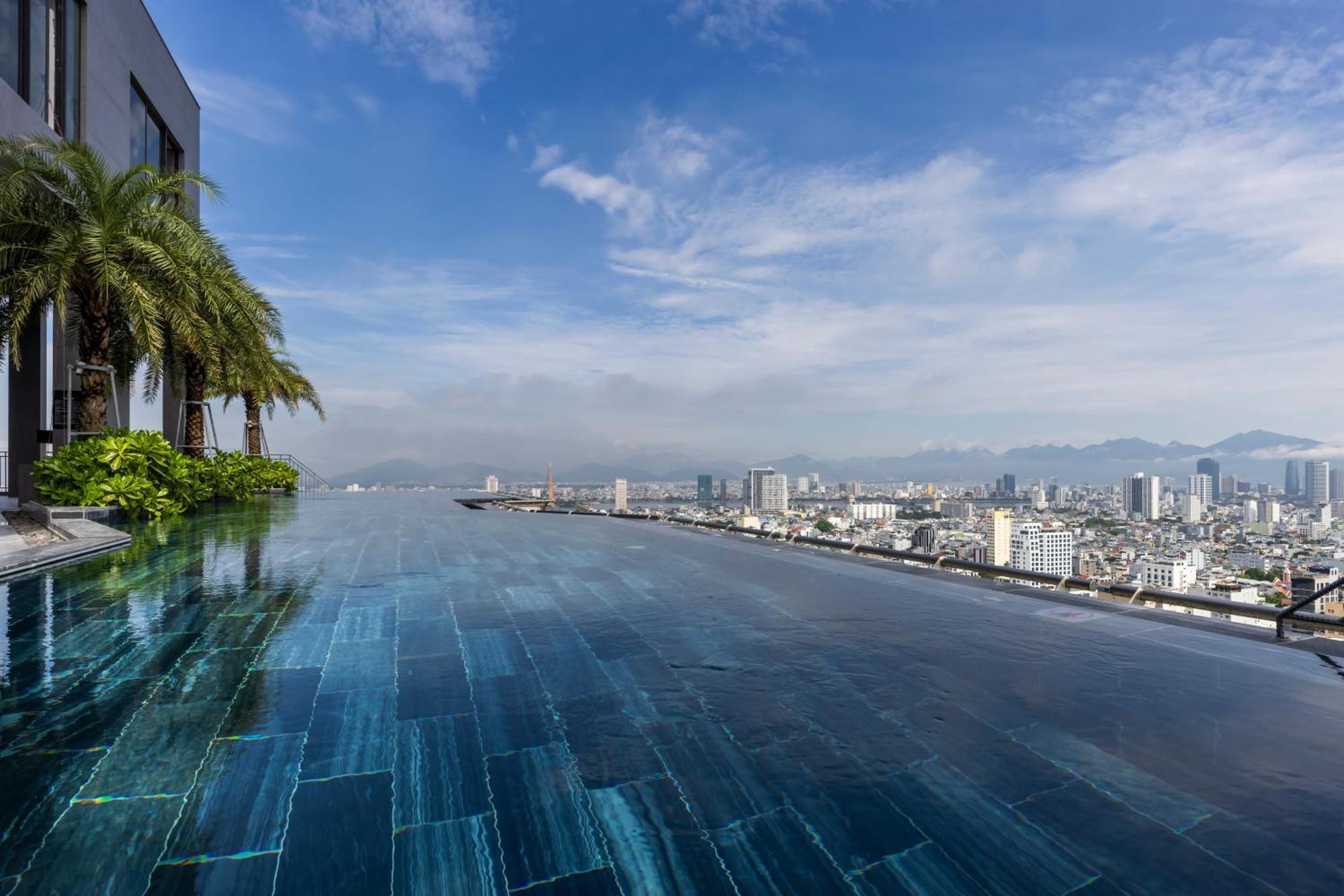 M Hotel Danang Da Nang Exterior foto Infinity pool at the top of the building
