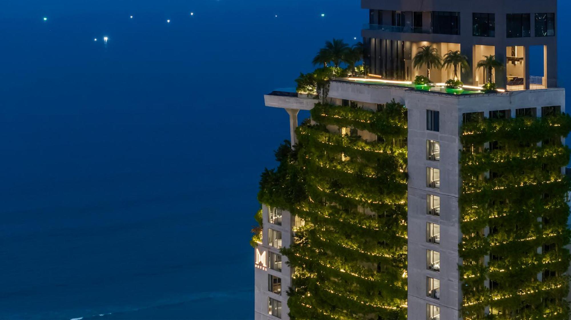 M Hotel Danang Da Nang Exterior foto The vertical forest at night
