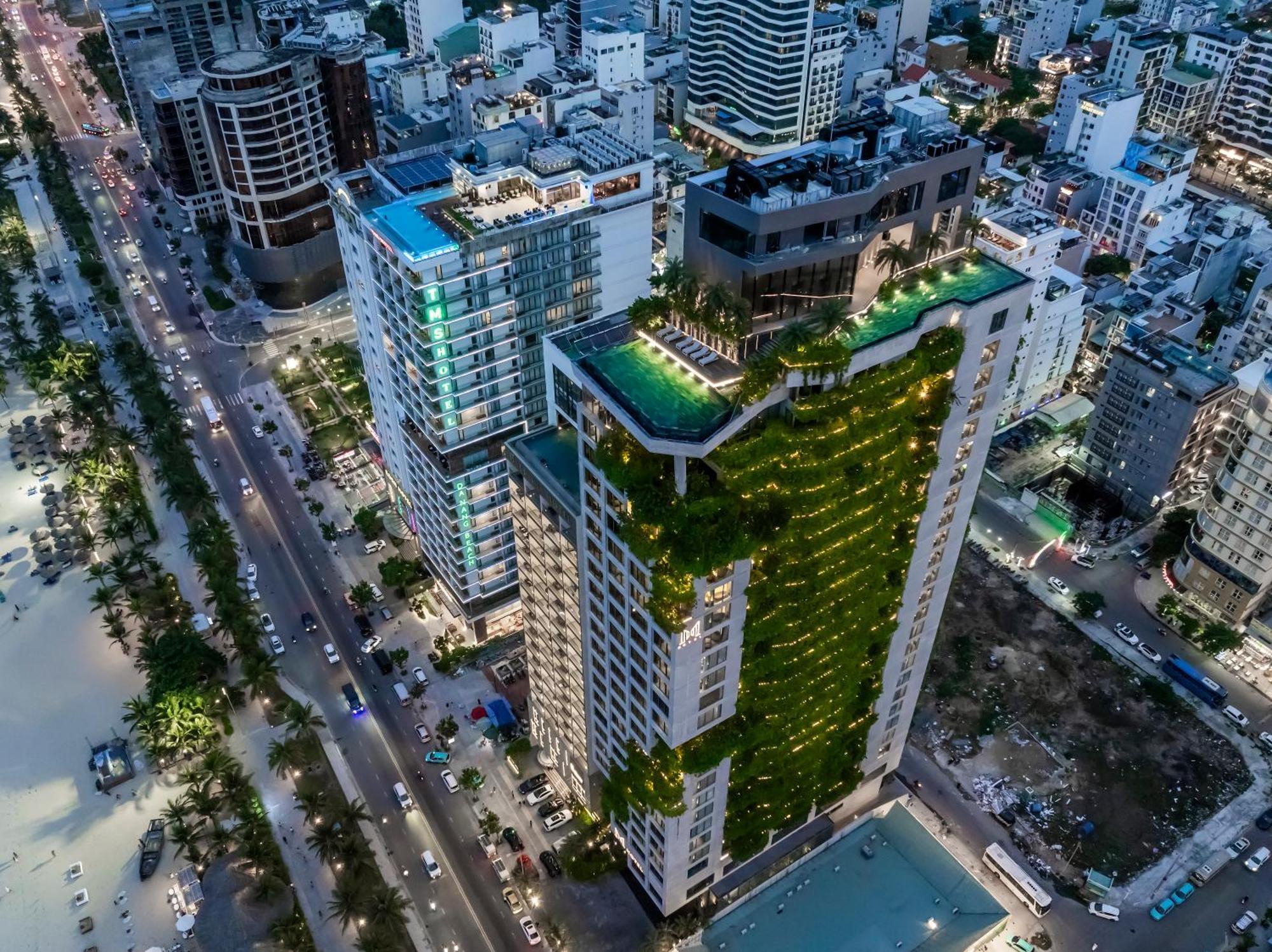 M Hotel Danang Da Nang Exterior foto The green wall at The Park
