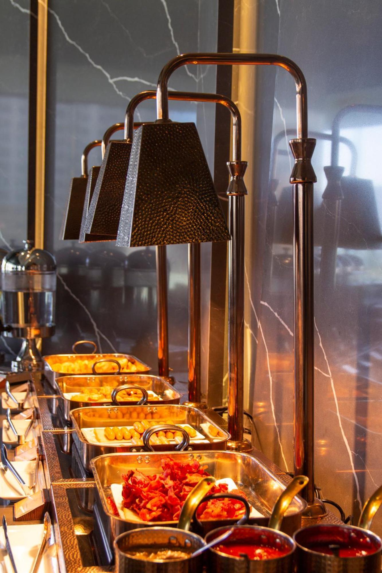 M Hotel Danang Da Nang Exterior foto A chafing dish