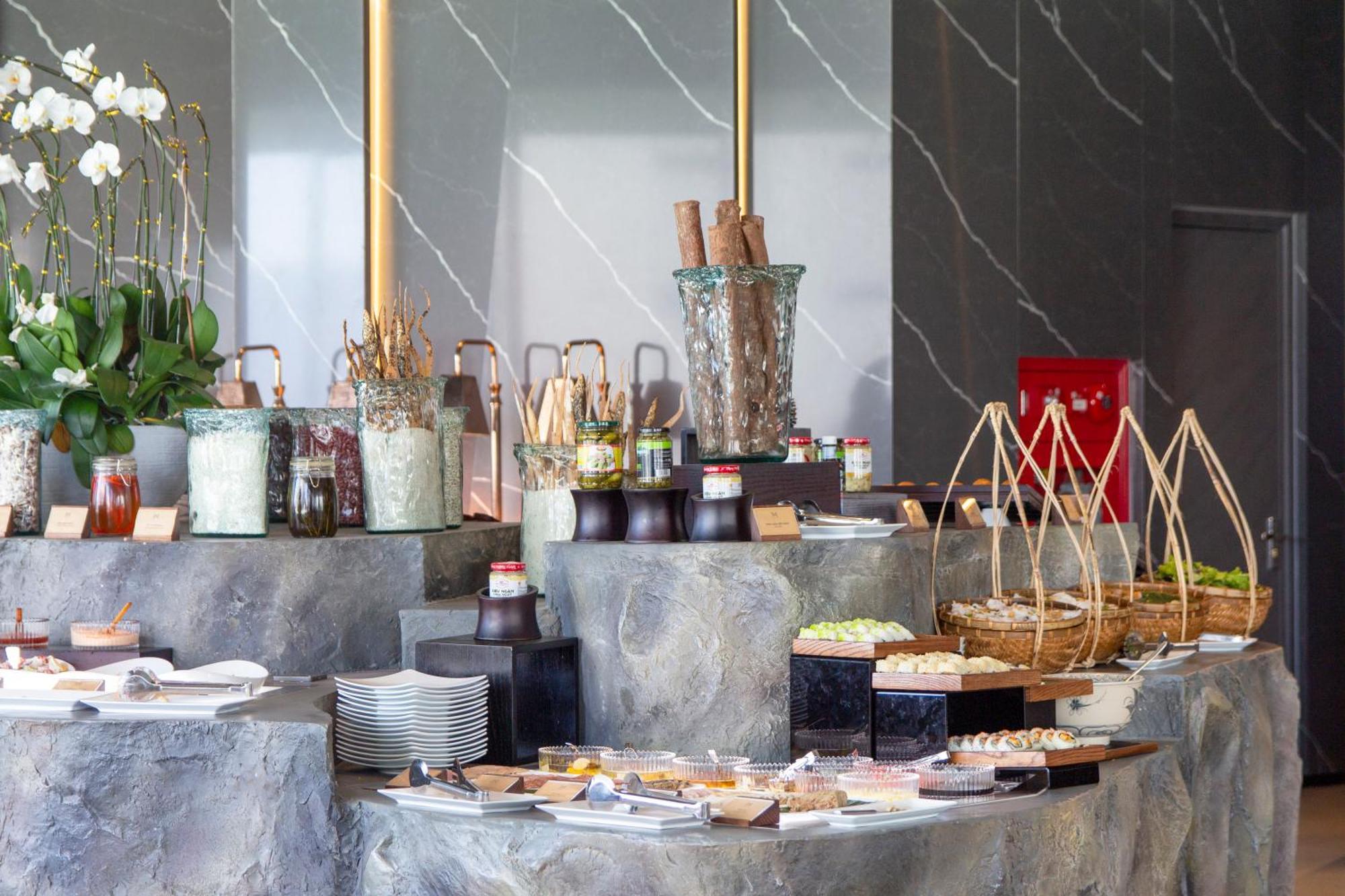 M Hotel Danang Da Nang Exterior foto A buffet at a hotel